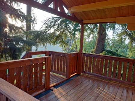 terrazzo in legno con veduta panoramica immerso nel bosco