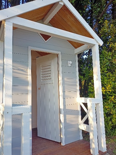 produttore cabina doccia in legno, porta con gelosia, mini balconata in loistelli di legno sagomato, colore Bianco e Grigio