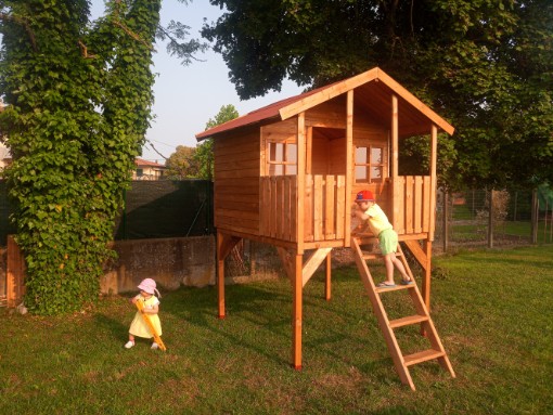 Falegnameria Serena ama tornare all'infanzia creando mini strutture per il gioco dei bambini, in queste casette tutto è dimensionato al bimbo.